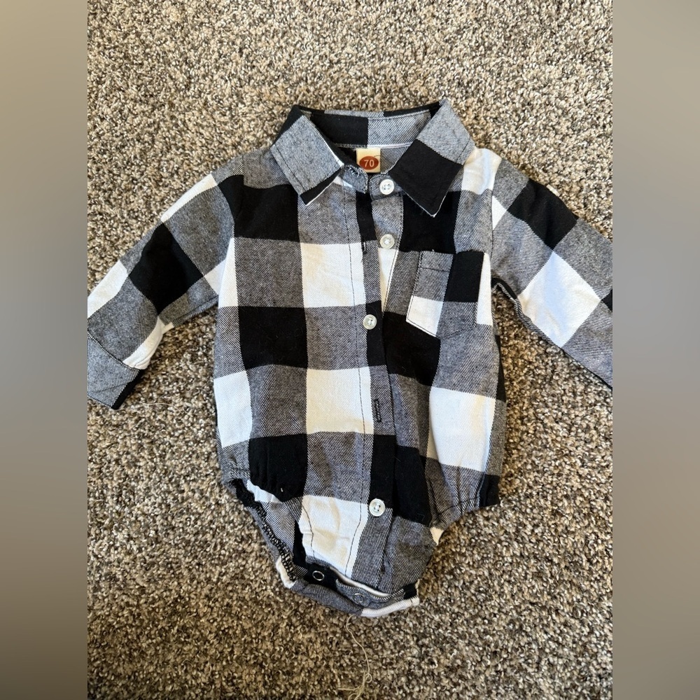 5/$10 Baby Boy Black Plaid Long Sleeve Baby Onesie Size 12 Months NWOT